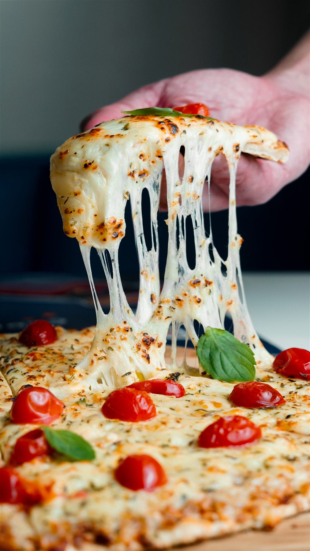 Pizza sendo servida com queijo derretido no rodízio Mundo Lunar