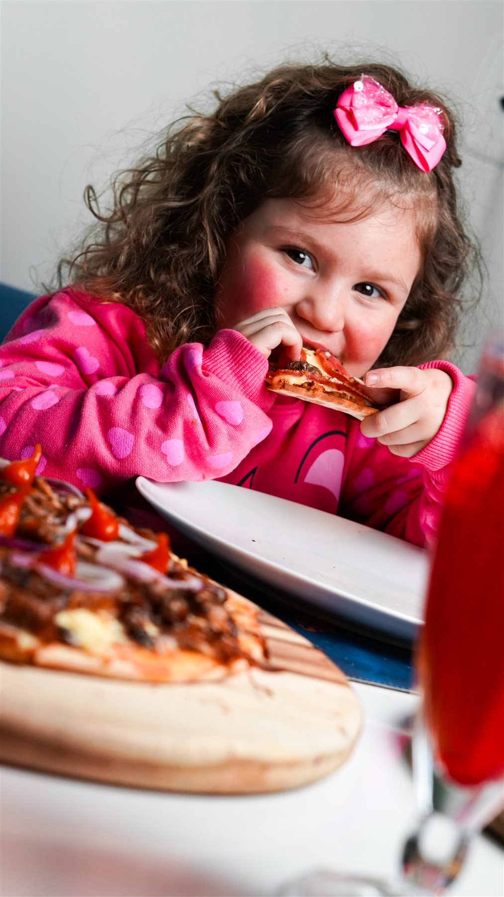 Criança aproveitando o rodízio de pizzas Mundo Lunar