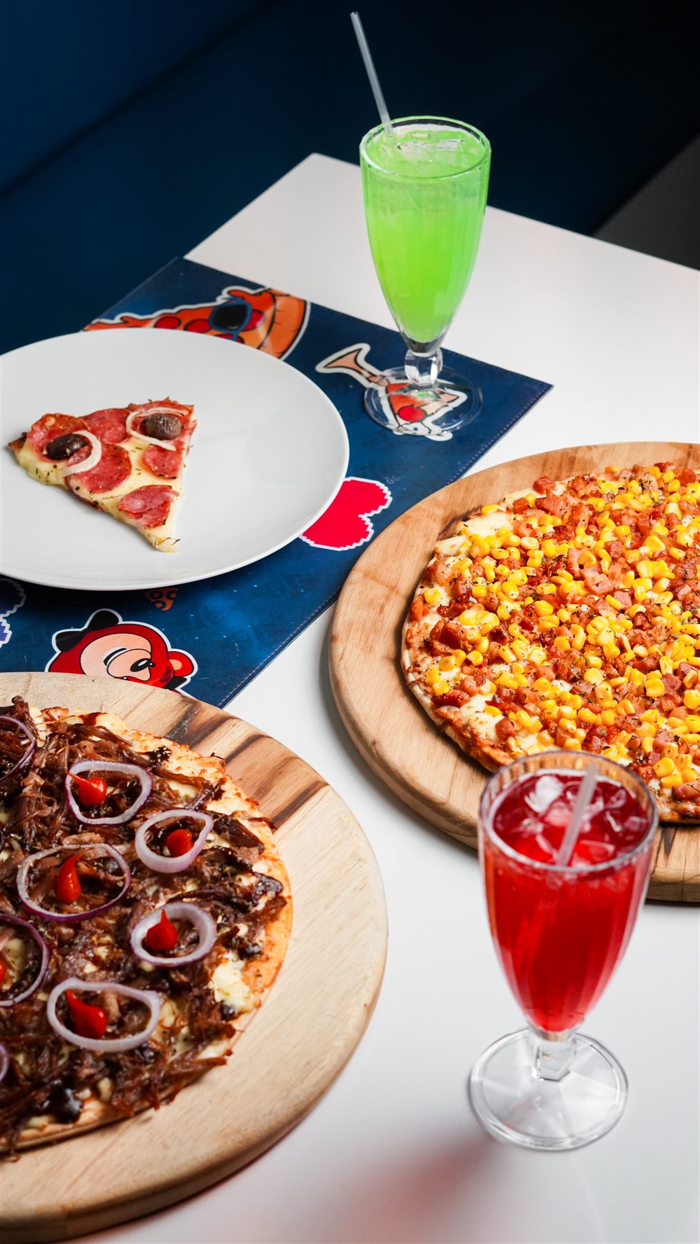 Mesa do Mundo Lunar com pizzas e bebidas para a família